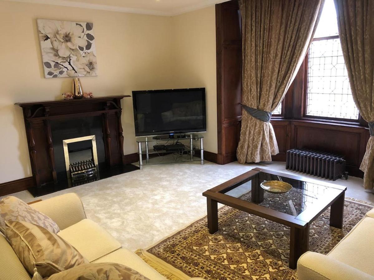 Beautiful 4-Bed Villa In กลาสโกว์ ภายนอก รูปภาพ